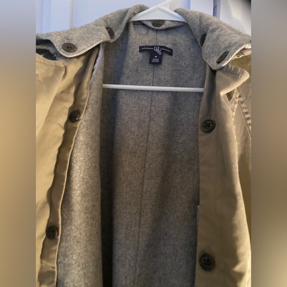 GAP layered trench coat. Beige gray & yellow lining. Removable layer Size: M - Picture 8 of 12